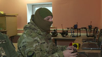 Бійці підрозділу БпЛА "Чорний Крук" показали тренування, в умовах наближених до бойових Бійці підрозділу БпЛА "Чорний Крук" показали тренування, в умовах наближених до бойових