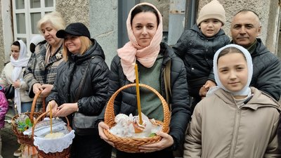 У Житомирі після літургії освячували великодні кошики у Свято-Михайлівському соборі У Житомирі після літургії освячували великодні кошики у Свято-Михайлівському соборі