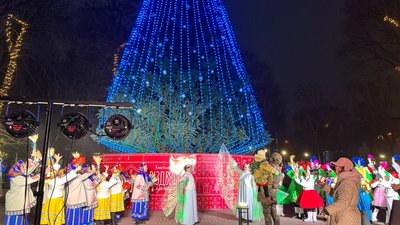 Головну ялинку відкрили у ХмельницькомуЯлинку засвітив військовий 8 полку ССО