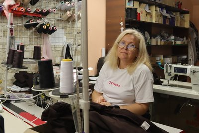 В Охтирці шиють одяг з патріотичними принтами за грантові кошти В Охтирці шиють одяг з патріотичними принтами за грантові кошти