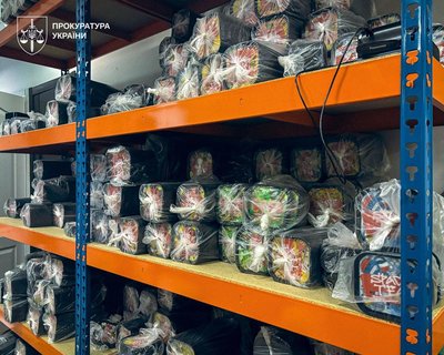 U420 у Чернівцях: що відомо про обшуки магазину, де під виглядом сувенірів можуть продавати наркотики U420 у Чернівцях: що відомо про обшуки магазину, де під виглядом сувенірів можуть продавати наркотики