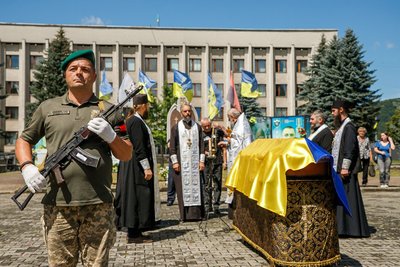 В Ужгородському районі попрощалися із загиблим прикордонником Олександром Бароном В Ужгородському районі попрощалися із загиблим прикордонником Олександром Бароном