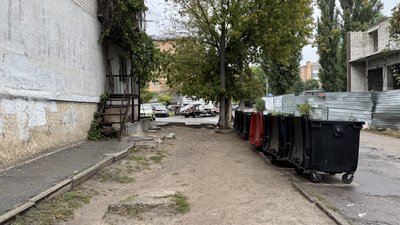 Сміття — під вікнами, щури — у квартирі: у Кропивницькому мешканці багатоповерхівки просять віддалити сміттєві баки Сміття — під вікнами, щури — у квартирі: у Кропивницькому мешканці багатоповерхівки просять віддалити сміттєві баки