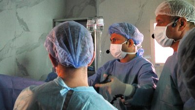 П'ять операцій без розрізу у прямому ефірі: у Житомирі хірурги ділилися досвідом із колегами П'ять операцій без розрізу у прямому ефірі: у Житомирі хірурги ділилися досвідом із колегами
