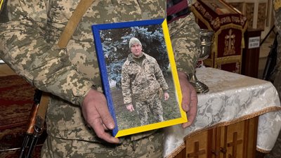 У Полтаві прощаються із військовим Сергієм Хлопоніним, який загинув на Харківщині У Полтаві прощаються із військовим Сергієм Хлопоніним, який загинув на Харківщині