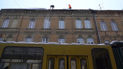 "Виходимо на покрівлю, страхуємося і працюємо": як у Львові альпіністи збивають бурулі з дахів "Виходимо на покрівлю, страхуємося і працюємо": як у Львові альпіністи збивають бурулі з дахів