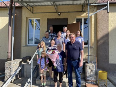 Міський голова Богодухова Володимир Бєлий з родиною Олександра Закорецького, 20 травня 2026 року Міський голова Богодухова Володимир Бєлий з родиною Олександра Закорецького, 20 травня 2026 року