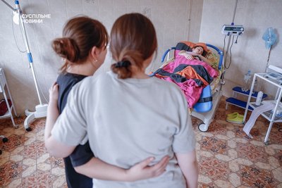 Подруги спостерігають як після знеболення Настя починає трохи дрімати Подруги спостерігають як після знеболення Настя починає трохи дрімати