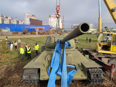 В Умані демонтували радянський танк В Умані демонтували радянський танк