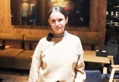 Юлія Неживело, офіціантка в кафе, Калуш, Івано-Франківщина Юлія Неживело, офіціантка в кафе, Калуш, Івано-Франківщина