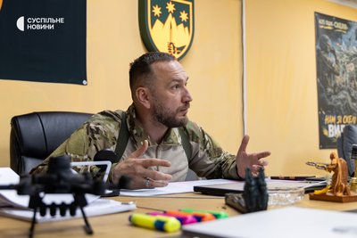 Заступник командира 425 окремого штурмового полку "Скеля" Костянтин "Немо" Русанов під час інтервʼю Суспільному, Донеччина, квітень 2026 року. Заступник командира 425 окремого штурмового полку "Скеля" Костянтин "Немо" Русанов під час інтервʼю Суспільному, Донеччина, квітень 2026 року.