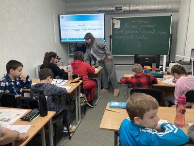 Діти на уроці української мови в укритті в Харкові Діти на уроці української мови в укритті в Харкові