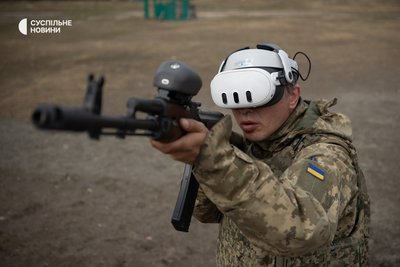 Новобранець виконує вправу зі збиття дронів за допомогою окулярів віртуальної реальності Новобранець виконує вправу зі збиття дронів за допомогою окулярів віртуальної реальності