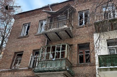 Внаслідок атаки РФ у Києві спалахнули пожежі, у будинках вибиті вікна Внаслідок атаки РФ у Києві спалахнули пожежі, у будинках вибиті вікна