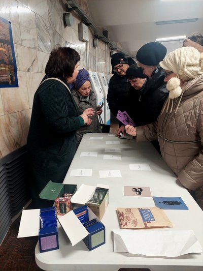 Людям роздають чаї та насіння квітів на виставці у Харкові