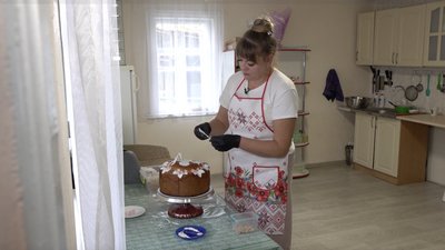 Мастика замість шпаклівки, а дека замість валиків: черкащанка змінила професію і пече короваї Мастика замість шпаклівки, а дека замість валиків: черкащанка змінила професію і пече короваї