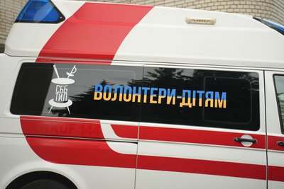 Дитячій лікарні у Сумах волонтери передали реанімобіль Дитячій лікарні у Сумах волонтери передали реанімобіль