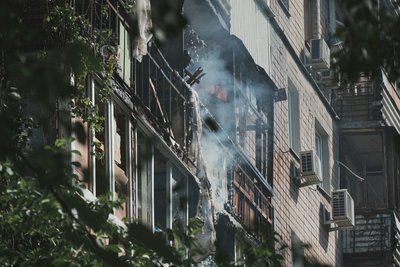 пошкоджена багатоповерхівка пошкоджена багатоповерхівка
