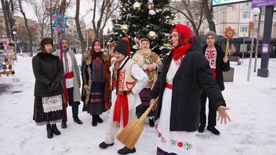 "Важливо підтримувати дух наших людей": у центрі Кропивницького меланкували та щедрували "Важливо підтримувати дух наших людей": у центрі Кропивницького меланкували та щедрували
