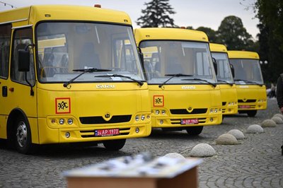 14 громад Закарпаття отримали шкільні автобуси 14 громад Закарпаття отримали шкільні автобуси