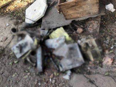 Жителька Дніпра два тижні прожила з уламками російської ракети під вікном Жителька Дніпра два тижні прожила з уламками російської ракети під вікном