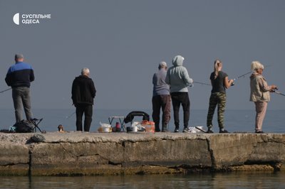 Купання, прогулянки та риболовля: яким був початок оксамитового сезону в Одесі Купання, прогулянки та риболовля: яким був початок оксамитового сезону в Одесі