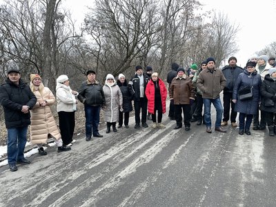 У Полтаві місцеві зібралися, аби поговорити з владою про ремонт серпантину на Монастириській Горі У Полтаві місцеві зібралися, аби поговорити з владою про ремонт серпантину на Монастириській Горі