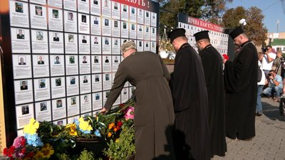 У Чернігові відзначили День пам’яті захисників України, які загинули в "Іловайському котлі" У Чернігові відзначили День пам’яті захисників України, які загинули в "Іловайському котлі"