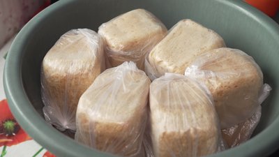 Домашній хліб із печі, яку змурували батьки: історія Ніни Гук з Рівненщини Домашній хліб із печі, яку змурували батьки: історія Ніни Гук з Рівненщини