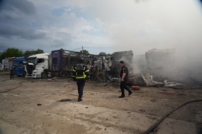 Вантажівки згоріли внаслідок російського удару дроном по Слобідському району Харкова4 липня Вантажівки згоріли внаслідок російського удару дроном по Слобідському району Харкова4 липня