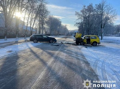 ДТП на Черкащині: рятувальники дістали людину з понівеченого легковика ДТП на Черкащині: рятувальники дістали людину з понівеченого легковика