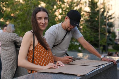 Учасники акції проти звільнення Федорова на площі в Харкові Учасники акції проти звільнення Федорова на площі в Харкові