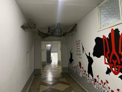 вчителька розмалювала стіни збаразького ліцею, тернопільщина вчителька розмалювала стіни збаразького ліцею, тернопільщина