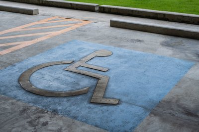 Місця у паркувальних зонах для людей з інвалідністю Місця у паркувальних зонах для людей з інвалідністю