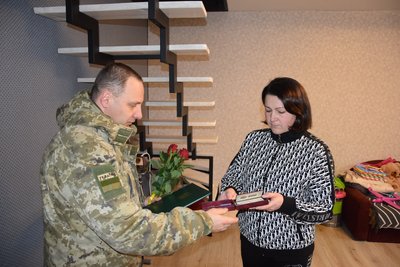 Олександр Авраменко — вручення нагороди дружині загиблого прикордонника Олександр Авраменко — вручення нагороди дружині загиблого прикордонника