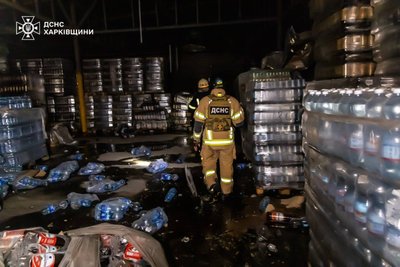 У Дергачах через російські удари зайнялися дві пожежі, одна з них на складі підприємства, 30 червня 2025 року У Дергачах через російські удари зайнялися дві пожежі, одна з них на складі підприємства, 30 червня 2025 року