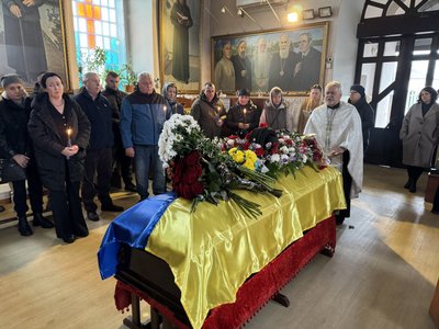 Загинув на Сумщині. У Херсоні попрощались з військовим Володимиром Колотілом Загинув на Сумщині. У Херсоні попрощались з військовим Володимиром Колотілом