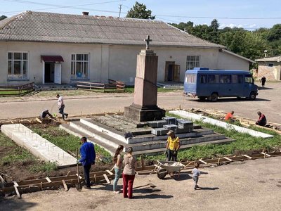 Понад 70 років пролежали під шаром бетону. На Франківщині облаштують меморіал із сотні мацев Понад 70 років пролежали під шаром бетону. На Франківщині облаштують меморіал із сотні мацев
