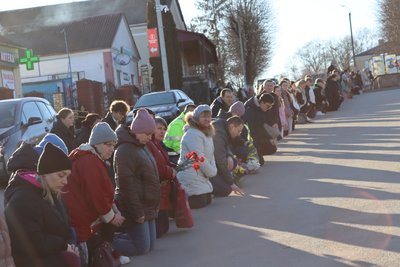 Обаль Микола, похорон, зустріч тіла бійця, люди на колінах Обаль Микола, похорон, зустріч тіла бійця, люди на колінах