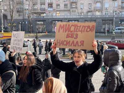 "Підтримую 46" та "Не мовчи" під Молодим Театром триває мітинг проти сексуального насильства в театрах "Підтримую 46" та "Не мовчи" під Молодим Театром триває мітинг проти сексуального насильства в театрах