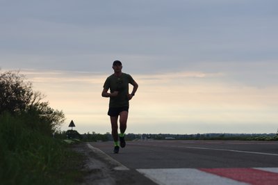 військовослужбовець біжить марафон військовослужбовець біжить марафон