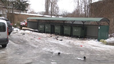 У Житомирі на проспекті Миру накопичується сміття біля контейнерного майданчика У Житомирі на проспекті Миру накопичується сміття біля контейнерного майданчика