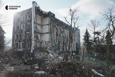 Наслідки ракетного удару по Ізюму, 4 лютого 2025 року. Зруйнована російською ракетою Ізюмська міська рада Наслідки ракетного удару по Ізюму, 4 лютого 2025 року. Зруйнована російською ракетою Ізюмська міська рада