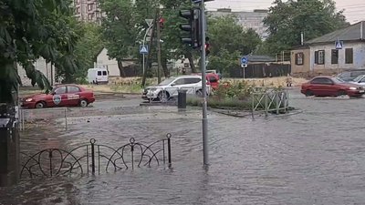 У Черкасах після зливи 8 червня деякі вулиці затопило У Черкасах після зливи 8 червня деякі вулиці затопило