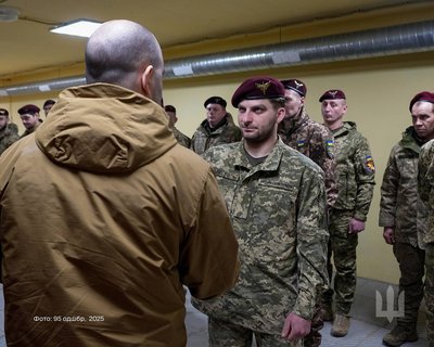 Воїни житомирської 95-ї десантно-штурмової бригади отримали нагороди від полковника Маришева Воїни житомирської 95-ї десантно-штурмової бригади отримали нагороди від полковника Маришева