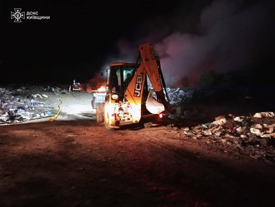 Поблизу Таращі на Київщині з ночі гасять пожежу на сміттєзвалищі Поблизу Таращі на Київщині з ночі гасять пожежу на сміттєзвалищі