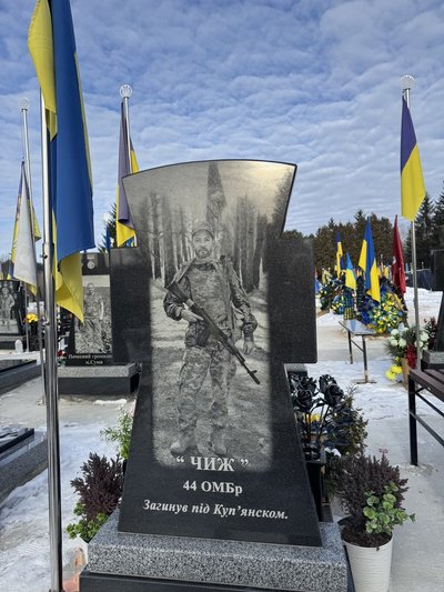Памʼятник на могилі захисника Памʼятник на могилі захисника