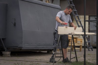 "Я не розумів, що буде далі". Ветеран, який втратив ногу під час боїв у Бахмуті, працює столяром на підприємстві "Я не розумів, що буде далі". Ветеран, який втратив ногу під час боїв у Бахмуті, працює столяром на підприємстві