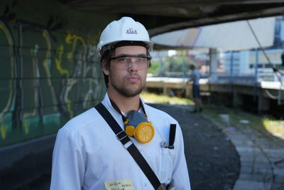 Очищують від графіті й ґрунтують фасад. На території цирку у Дніпрі влаштували толоку