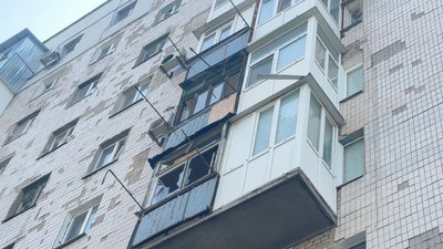 Багатоповерхівка у Херсоні після російського артобстрілу, 11 червня 2025 року